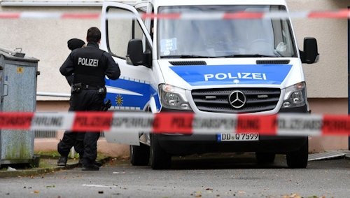 ABD0010_20161009 - Polizisten sichern am 09.10.2016 ein Wohnhaus in Chemnitz (Sachsen) ab. Wegen eines mšglichen Sprengstoffanschlags lŠuft seit Samstag (08.10.2016) ein Polizeieinsatz in dem Wohnviertel. Die Polizei sucht weiter nach dem 22-jŠhrigen Syrer, der einen Bombenanschlag geplant haben soll. Foto: Hendrik Schmidt/dpa +++(c) dpa - Bildfunk+++