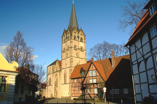 800px-Muensterkirche-frontview